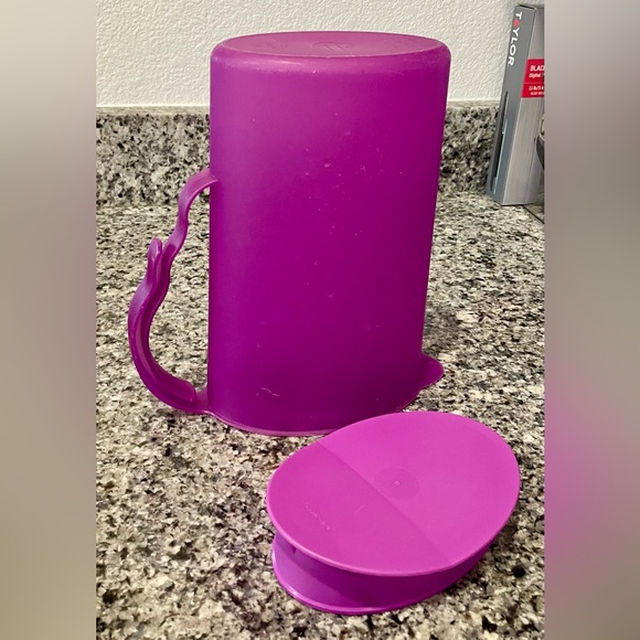 Tupperware pitcher - Picture 2 of 3